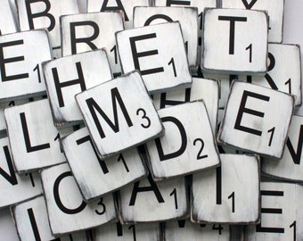 Azulejos grandes de Scrabble blancos desgastados - Letras de Scrabble de 8,9 cm - Arte mural de azulejos de Scrabble - Azulejos de pared de Scrabble - Letras grandes de Scrabble