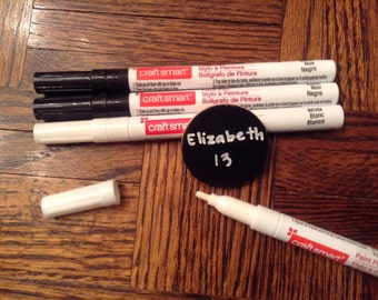 Stylo de peinture pour les disques en bois de panneau d'anniversaire de famille ou coeurs, stylos de peinture noirs ou blancs - CSO
