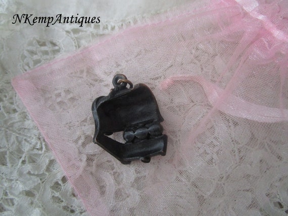 Treasure chest pendant - image 2