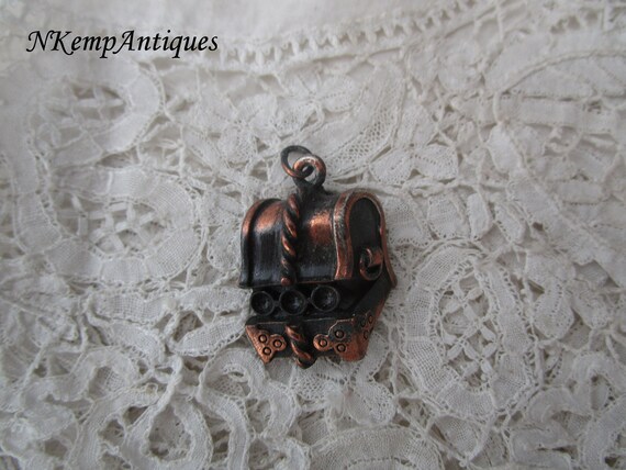 Treasure chest pendant