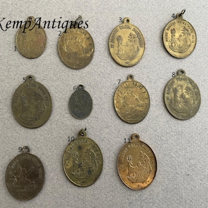 Religijny antyczny francuski katolicki stary kolorowy medalik wisiorek medalion Święty medalion z amuletem Świętego Huberta i Świętego Benedykta 1890