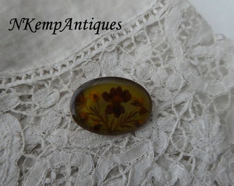 Dried flower brooch