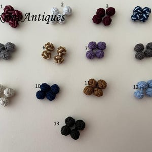 以下が含まれることがあります： ストライプ、無地、テクスチャなどのさまざまな色とパターンで、13組のカフスボタン。カフスボタンは1から13まで番号が付けられています。