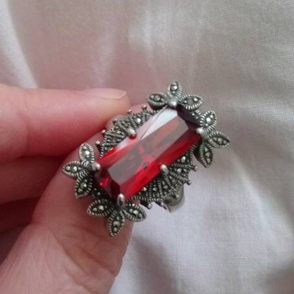 Ancienne bague "marquise", avec marcassites et possible grenat, ou verroterie rouge. En argent