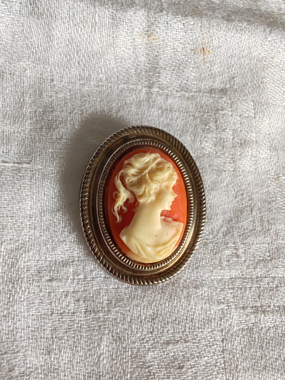Small old cameo brooch in bakelite or resin and b… - image 2