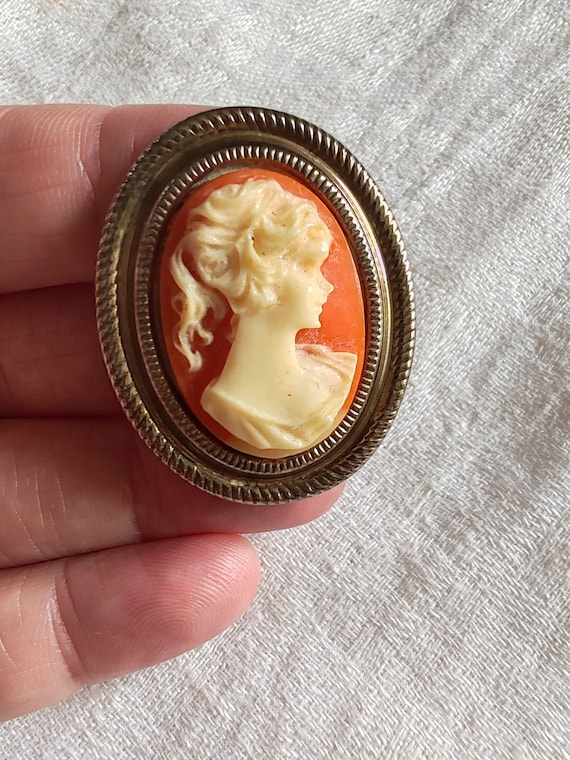 Small old cameo brooch in bakelite or resin and b… - image 1