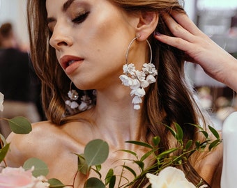 Grandi orecchini a cerchio bianchi con fiori, in argento, per la sposa.