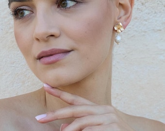 Orecchini pendenti con perle barocche e fiori dorati, gioielli da sposa