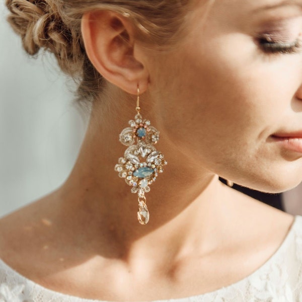 Boucles d'oreilles de mariée en or et fard à joues avec cristal aigue-marine poussiéreux, boucles d'oreilles de mariage lustre, boucles d'oreilles de mariée en dentelle pour les mariées