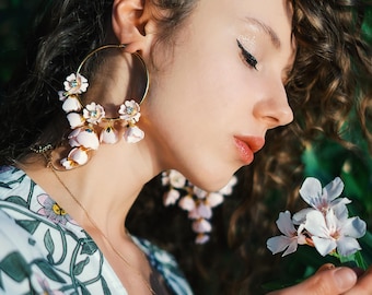 Grandi e vistosi orecchini a cerchio boho con fiori rosa per damigelle e sessioni fotografiche