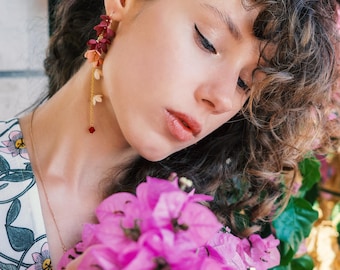 Orecchini con fiori bordeaux, gioielli da sposa boho, perle d'acqua dolce