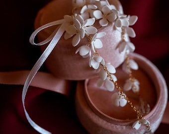 Orecchini da sposa fatti a mano con fiori bianchi, placcati in oro, gioielli da sposa boho