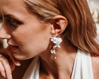 Orecchini da sposa con ortensia, petali di seta, placcati in oro, goccia di perla