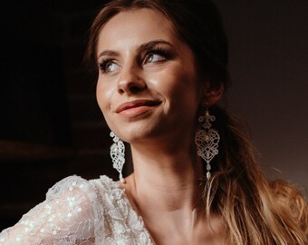Białe koronkowe kolczyki ślubne z perłami, biżuteria ślubna w stylu boho