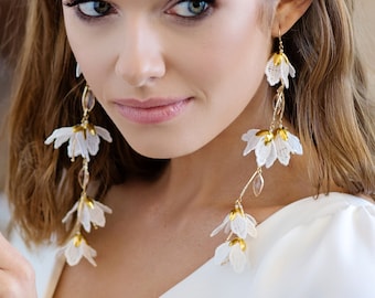 Flower statement bridal earrings, boho chic wedding earrings, white flowers gold earrings for bride, flower boho bridal accessories