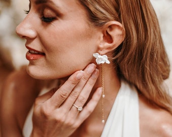 White flower boho bridal earrings with pearls, long silk hydrangea wedding earrings, off white ivory chain earrings for bride or brides gift