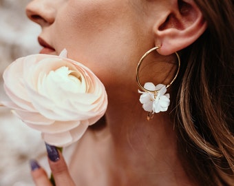 Orecchini a cerchio da sposa Boho in oro fatti a mano, perle di ortensia di seta e cristalli