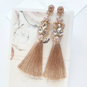 Boho cappuccino café brun plage pompon boucles d'oreilles de mariage pour la mariée, longues boucles d'oreilles pompon de mariée blush et beige image 2