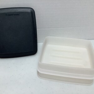 Juego apilable de 3 piezas Tupperware para perritos calientes en color negro: 2 recipientes más 1 tapa, n.° 4965A y n.° 4966A. ¡Artículo raro, descatalogado y vintage! imagen 2