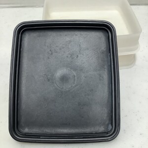 Puede incluir: Un letrero de madera r&uacute;stica con el texto "Welcome to our porch" en letras blancas. El letrero presenta un acabado envejecido y un dise&ntilde;o sencillo y acogedor, perfecto para la decoraci&oacute;n exterior.