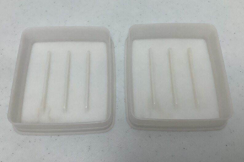 Puede incluir: Un letrero de madera hecho a mano con el texto "Welcome to our home" en un estilo manuscrito. El letrero est&aacute; pintado de blanco con letras negras y un acabado envejecido, adecuado para uso en interiores o exteriores.