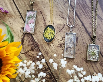 Resin Dried Flower Oval Pendant - Botanical Dainty Necklace -  Forget Me Not - Pressed Floral Necklace - Woodland Love - Bronze Gold Chain