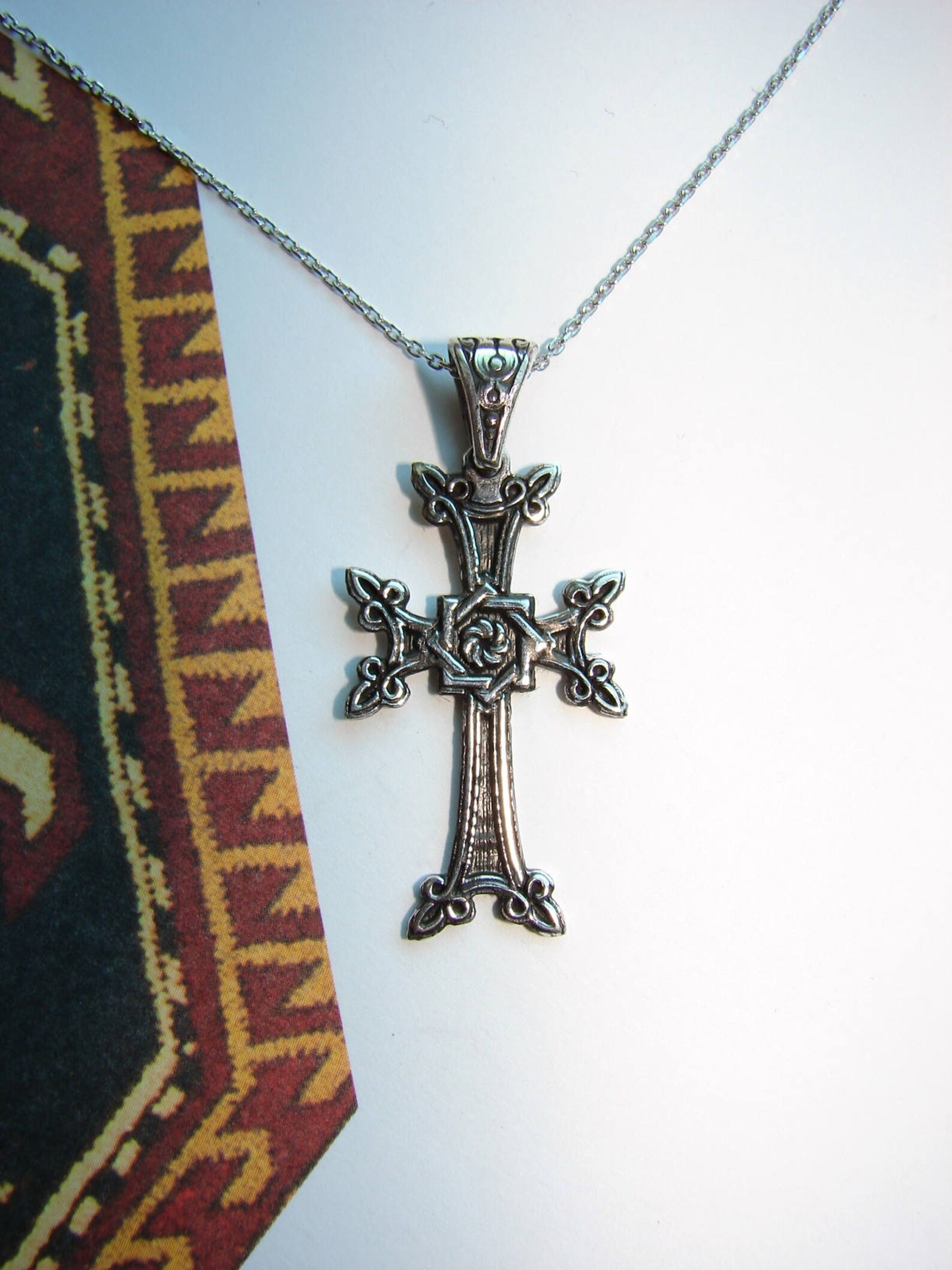 Хачкар армянский крест золотой. Армянский крест на церкви. Армянский крест эскиз. Армянский апостольский крест. Армянский православный крест хачкар.