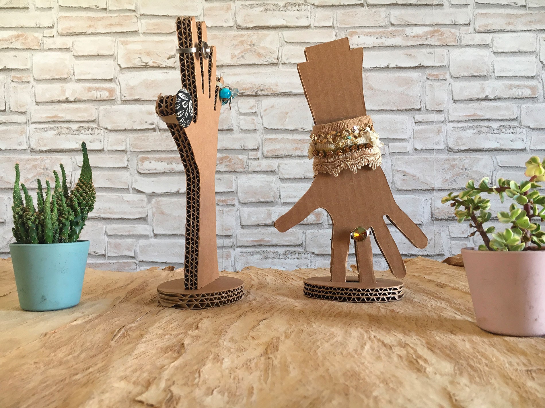 Mano in plastica, espositore per anelli a mano, portagioielli, portagioielli organizer per anelli, statuetta scultura a mano, arte a forma di mano - Italia