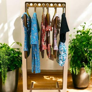 Procida Set – 10 Kids Swimsuit Hangers + Cardboard Garment Rack – Baby Clothing Display for Fairs, Shops, Sustainable Fashion