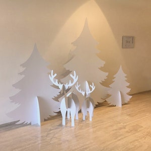 Elegante Scenografia natalizia di cartone, per negozi, allestimento natalizio per vetrine, decorazione Natale trend 2024
