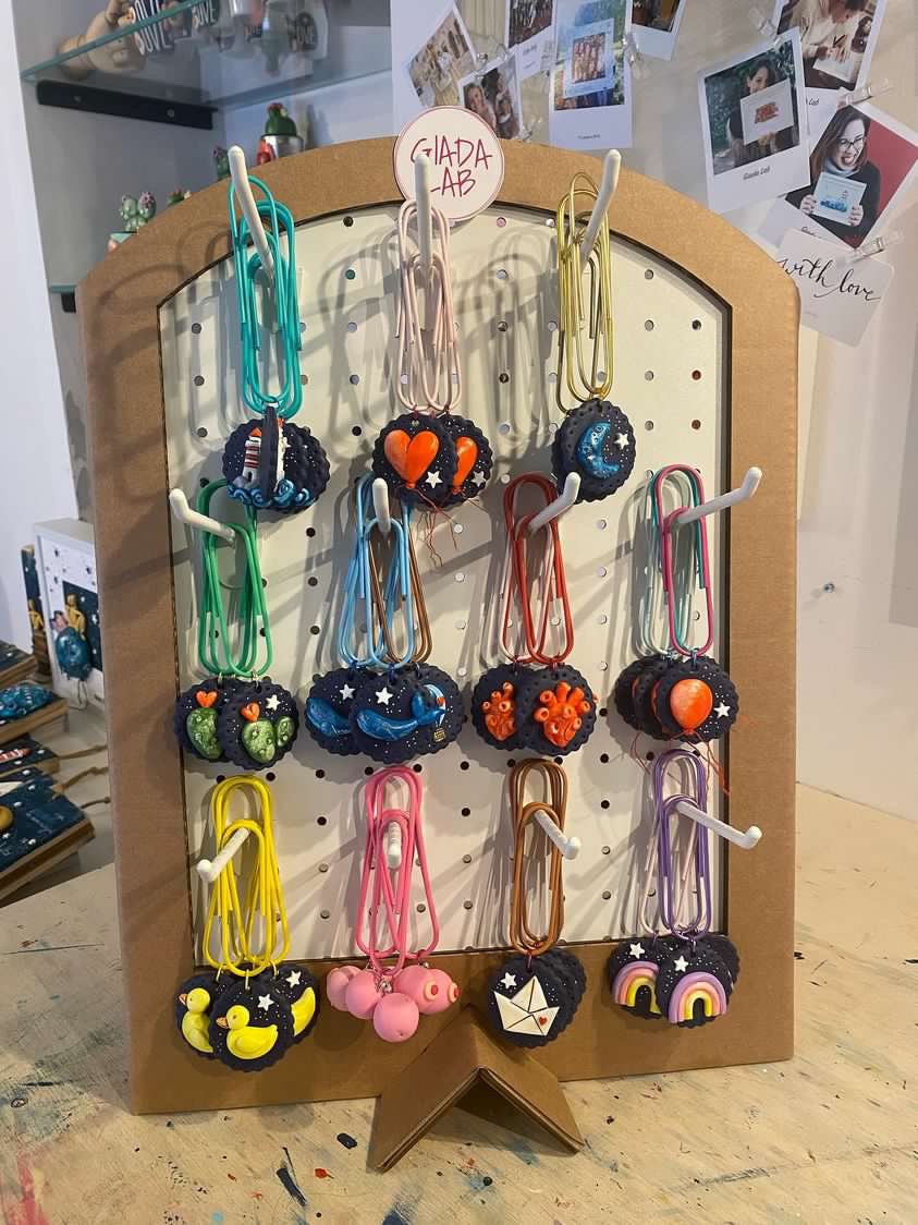 Présentoir mural pour organisateur de rangement de chaussettes, étagères à crochet peu encombrantes pour sous-vêtements, étagère à cadre en métal moderne pour vente au détail, collier/bijoux/bracelet