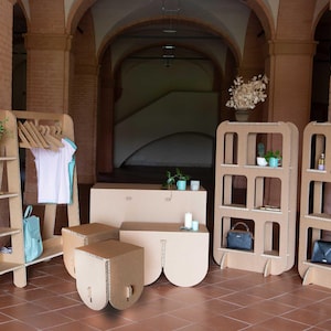 Set Hojas de Seda: Stand para ferias, eventos, expositores con estanterías y percheros, mesa expositora y caja registradora, muebles de cartón para venta