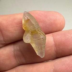 Natürlicher Saphirkristall mit 21.39ct.  keine Hitze oder andere Behandlung. Roher Saphir Zafiro