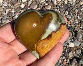 Talla de corazón de jaspe policromado pulido