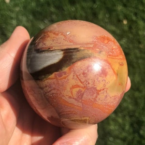 Polychrome Jaspis Sphere kommt mit einem Acrylständer