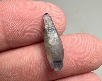Natuurlijke saffierkristal - Ruw, onbehandeld, geboortesteen van september, 6,65 ct.