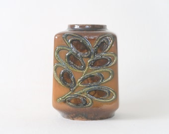 Jarrón tipo caja Strehla con decoración de piedra pómez entubada.