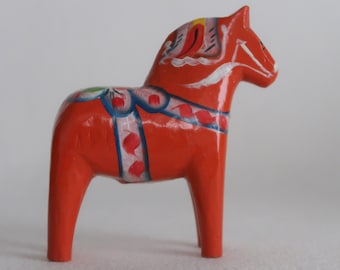 Cheval Dala 10 (3 7/8") cm sculpté et peint à la main, cheval en bois suédois vintage.