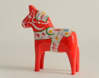 Cheval Dala 10 cm (3 7/8"), sculpté et peint à la main, cheval en bois suédois vintage.