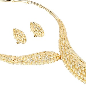 Puede incluir: Un conjunto de collar y pendientes de oro con un diseño de hojas y brillantes transparentes.