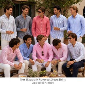 Op de afbeelding: Een groep mannen draagt gestreepte overhemden in verschillende kleuren, waaronder rood, roze, blauw en grijs. De overhemden hebben verticale strepen en worden gecombineerd met lichtgekleurde broeken. De tekst "The Elizabeth Reverse Stripe Shirts" en "Opposites Attract!" is inbegrepen.