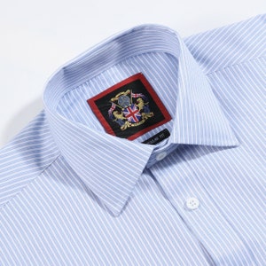 Camisa formal a rayas de manga larga para hombre. Opción de puño simple y doble, vestido de trabajo de negocios de ajuste regular. Azul cielo The Windsor. (7 colores en total)