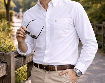 Męska koszula Oxford w klasycznym, ciepłym białym kolorze, z prawdziwego splotu Oxford, marki Janeo British Apparel. Luksusowa, miękka, niegniotąca się. Swobodny strój weekendowy.