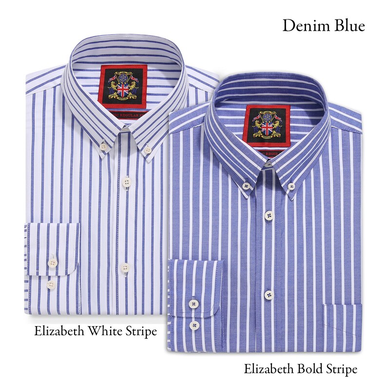 Op de afbeelding: Twee gestreepte overhemden, Elizabeth White Stripe en Elizabeth Bold Stripe, in denimblauw en wit. Beide shirts hebben button-down kragen en manchetten. De tekst "Denim Blue" staat boven de shirts.