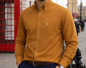 Camisa Oxford para hombre color mostaza, dorado y caramelo, tejido Oxford auténtico, de Janeo British Apparel. Lujosa, suave y sin arrugas. Atuendo informal para el fin de semana.