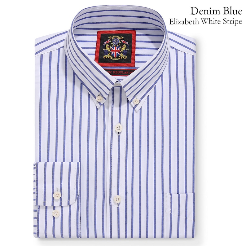 Op de afbeelding: Gevouwen denim blauw en wit gestreept overhemd. Het overhemd heeft een button-down kraag, manchetten met knopen en een borstzak. Het label luidt "Denim Blue Elizabeth White Stripe".