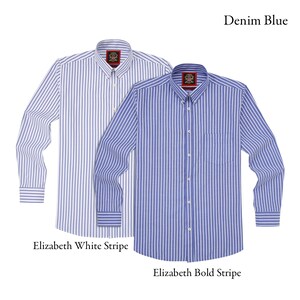 Op de afbeelding: Twee overhemden met verticale strepen. E&eacute;n is wit met dunne blauwe strepen, de andere is denimblauw met witte strepen. De overhemden hebben een button-down kraag en een borstzak. De tekst "Elizabeth White Stripe" en "Elizabeth Bold Stripe" staat eronder.