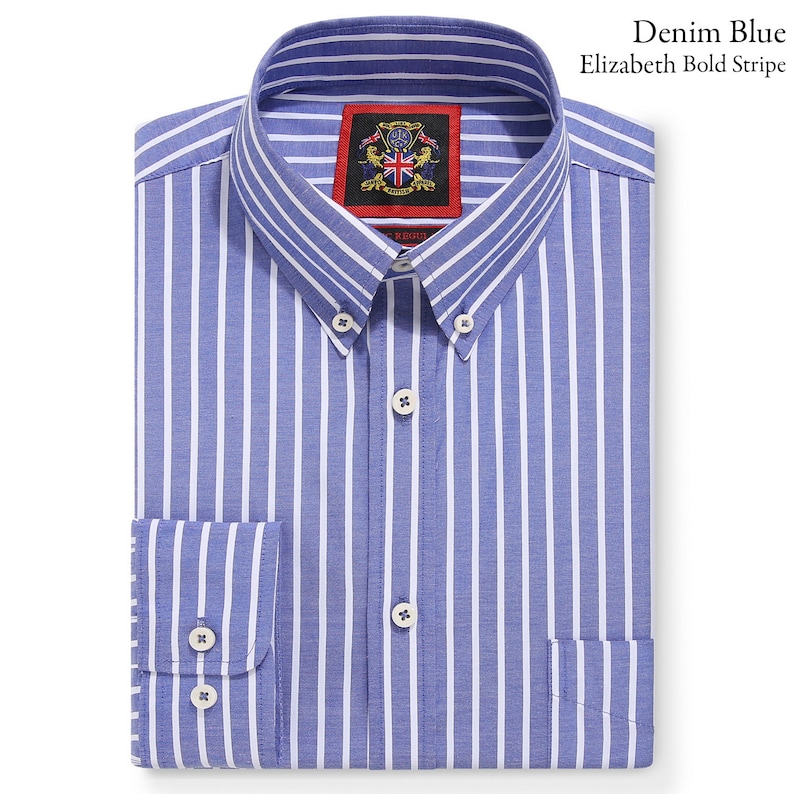 Op de afbeelding: Denim blau overhemd met witte verticale strepen. Het overhemd heeft een button-down kraag, een borstzak en manchetten met knopen. Het label luidt "Denim Blue Elizabeth Bold Stripe".