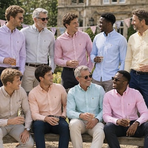Puede incluir: Un grupo de personas que visten camisas de manga larga con botones en varios patrones de rayas y colores s&oacute;lidos, incluyendo azul claro, rosa, amarillo y beige, combinadas con pantalones y cinturones, de pie y sentadas al aire libre.