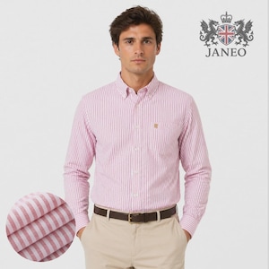 Puede incluir: Una camisa de manga larga abotonada con un patr&oacute;n de rayas verticales rosas y blancas, cuello abotonado y un bolsillo en el pecho con un peque&ntilde;o logotipo bordado. La camisa se combina con pantalones beige y un cintur&oacute;n de cuero marr&oacute;n oscuro.